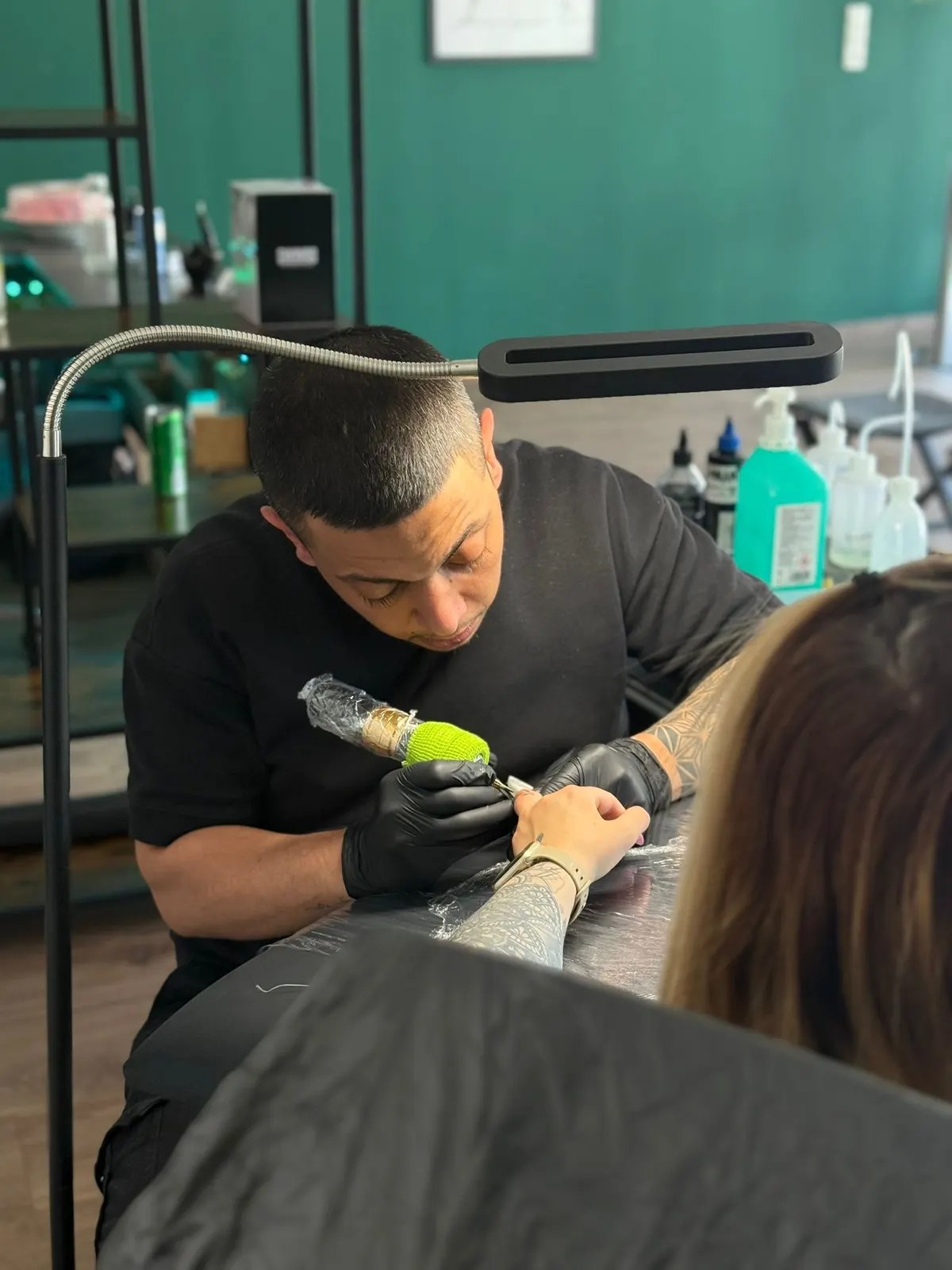 Tolga Altunkaya – Fineline Tattoo Artist bei Morii Ink in Hamm